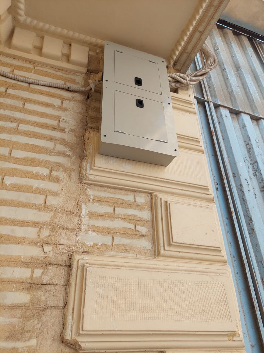 تركيب صندوق تحكم أو كهرباء خارجي بجوار بوابة
